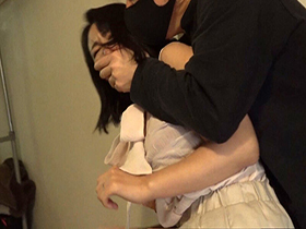 玄関開けたら２秒でレイプ！！　ノンストップノーカット陵辱・・・ひたすら、ただひたすら何度も何度も生中出し輪姦され続ける巨乳美熟妻！　サンプル画像02